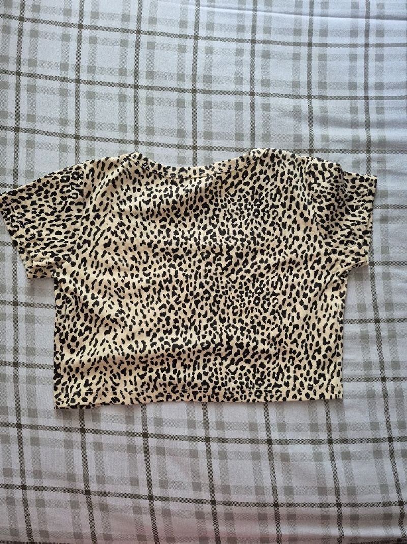 Atasan Crop Motif Leopard Kancing Depan, foto 2