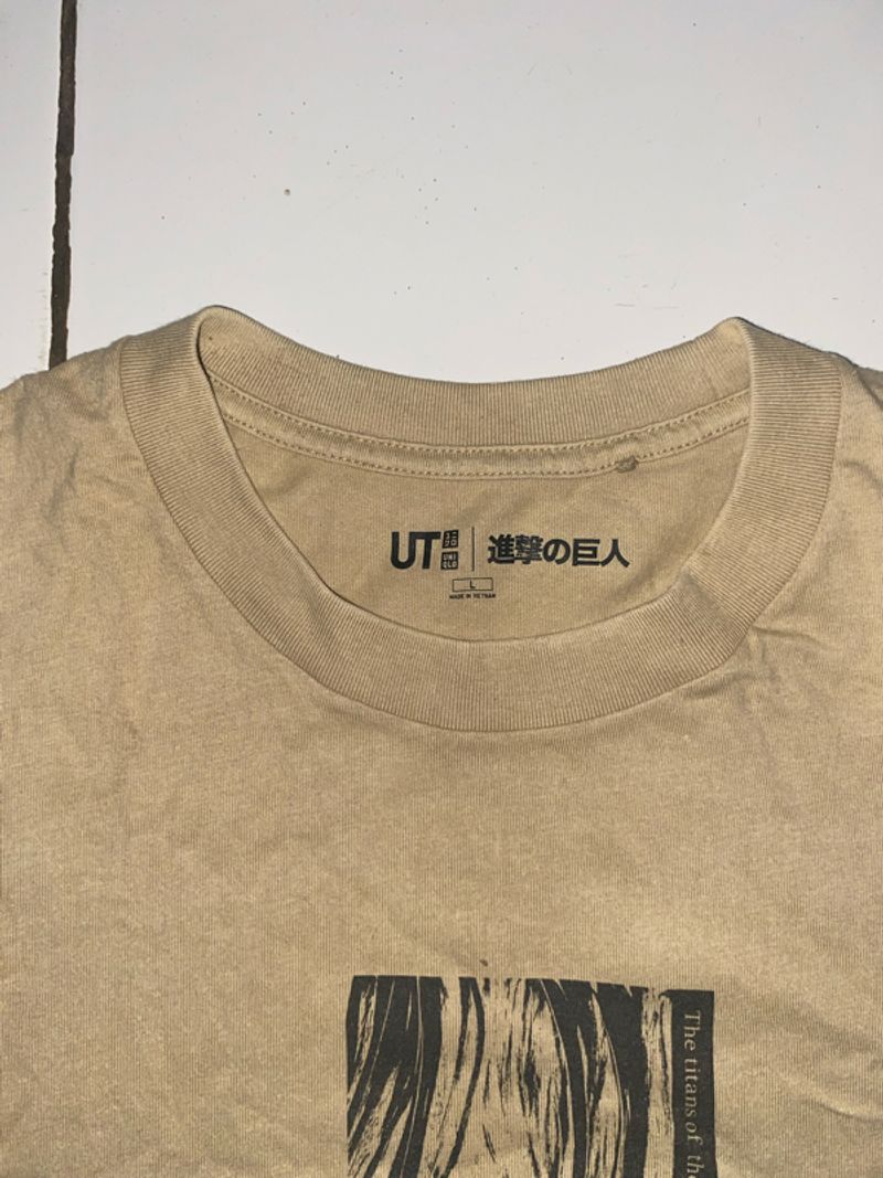 Kaos uniqlo x attack on titan, foto 2