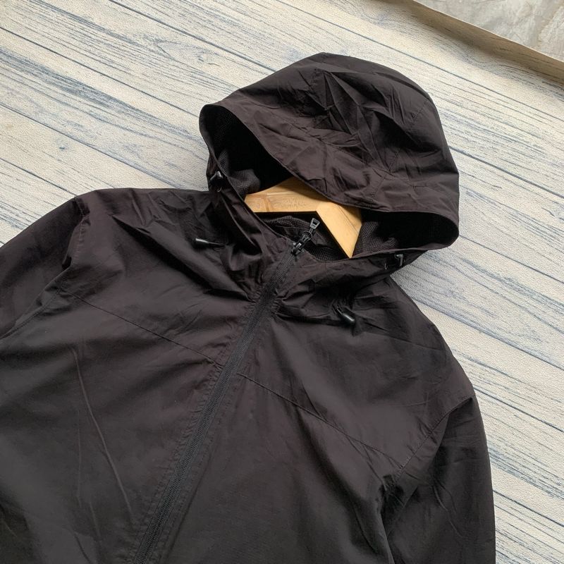 Jacket gorpcore hitam anti air ringan, foto 2