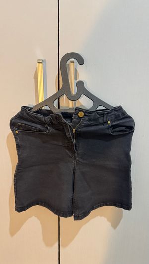 Celana pendek hitam