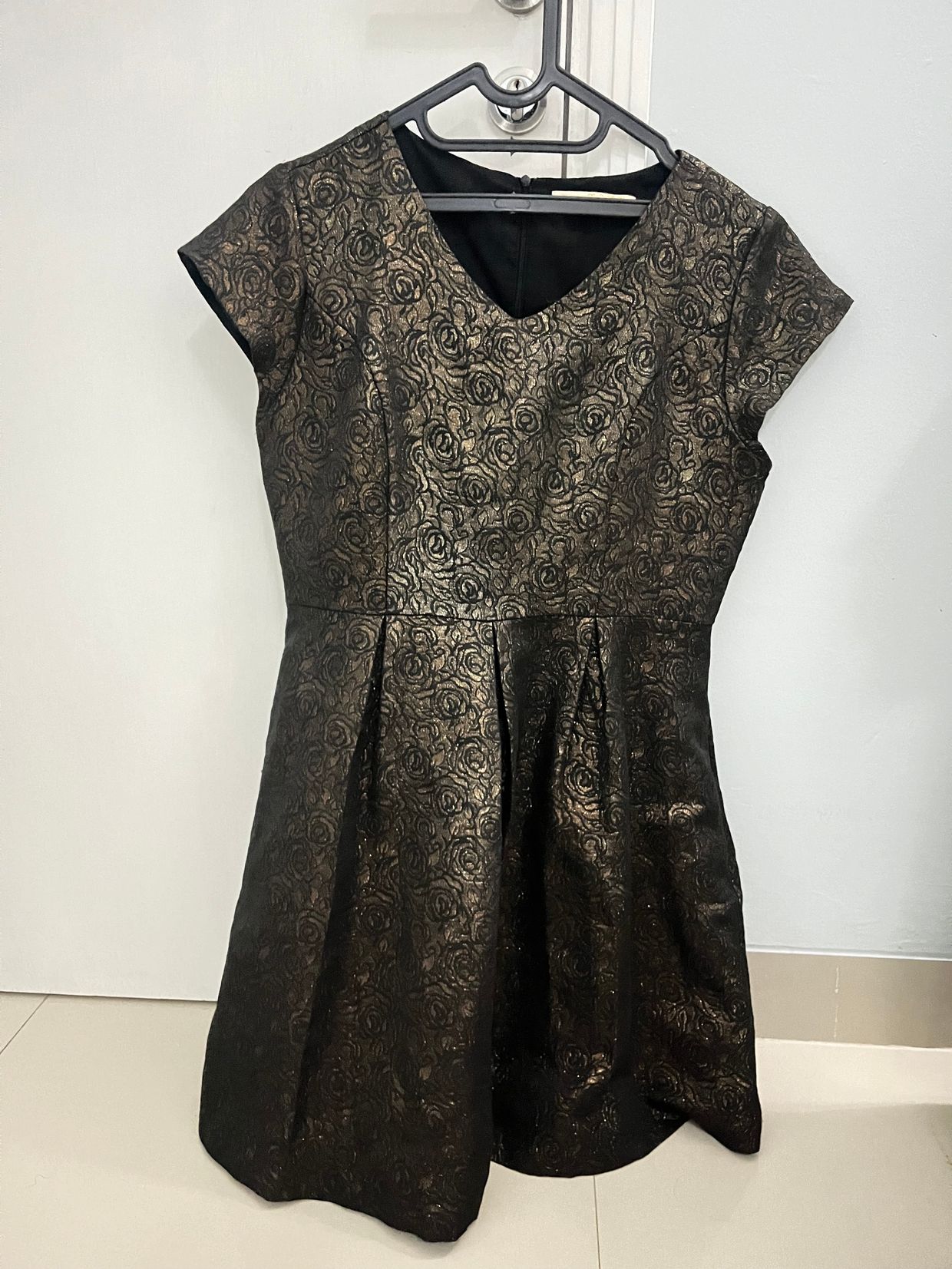 Minimal Luxury Evening dress Wanita gold black