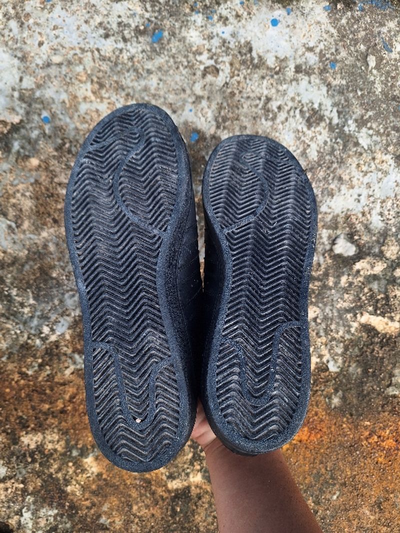 superstar sepatu black on black, foto 4