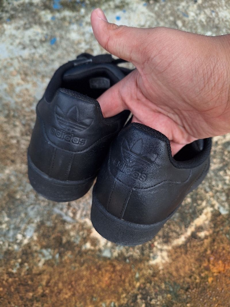 superstar sepatu black on black, foto 3