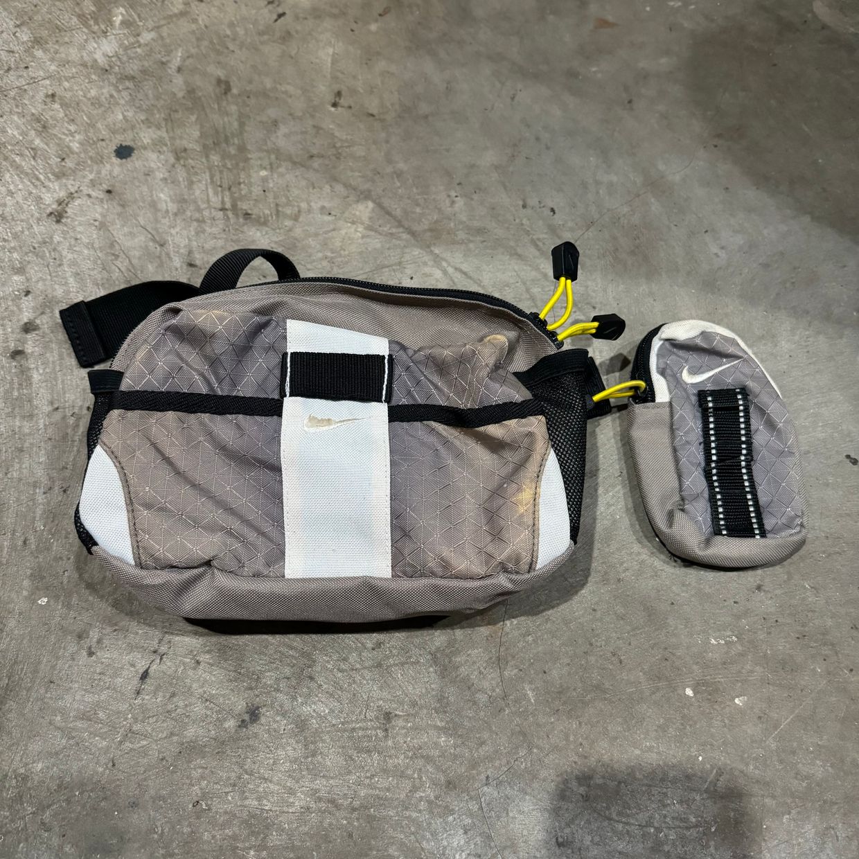 Nike Sportswear Wallet Pria white black gray