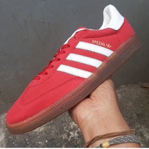 Sepatu Sneakers