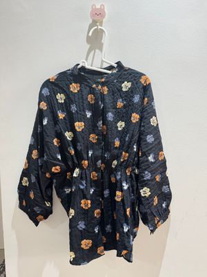Atasan bunga hitam
