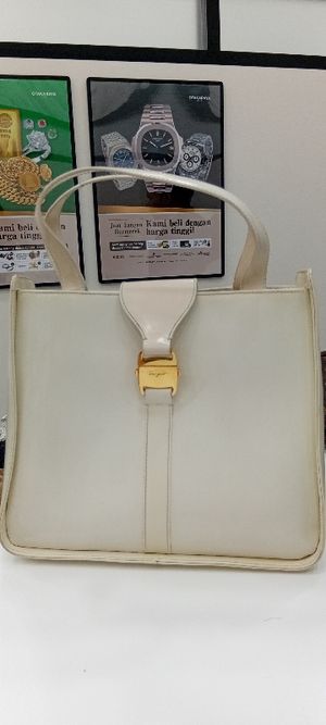Salvatore ferragamo white bag c