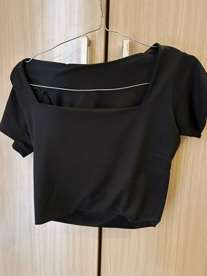 Crop top hitam