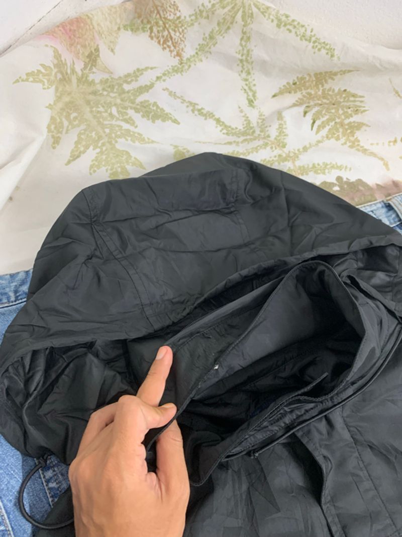 UNIQLO PARKA LIGHTWEIGHT JACKET PARASUT HITAM, foto 3