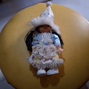 BONEKA DENGAN PAKAIAN BIRU MANIK