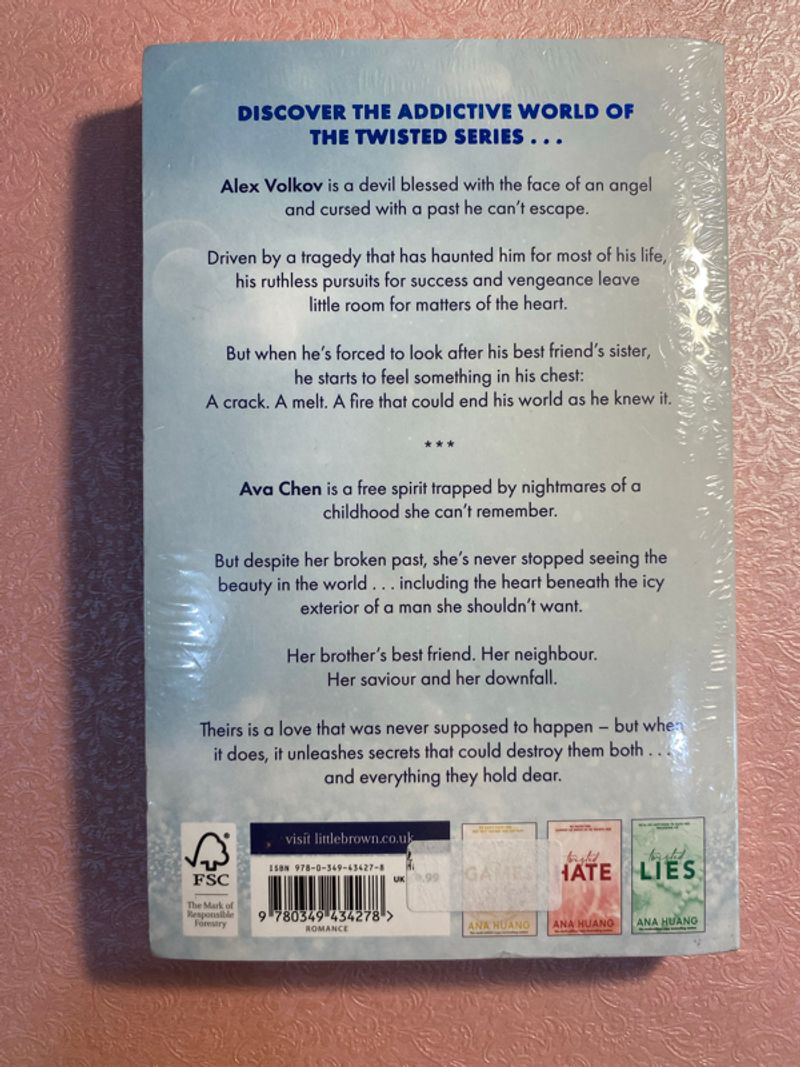 Twisted Love by Ana Huang from periplus, foto 2