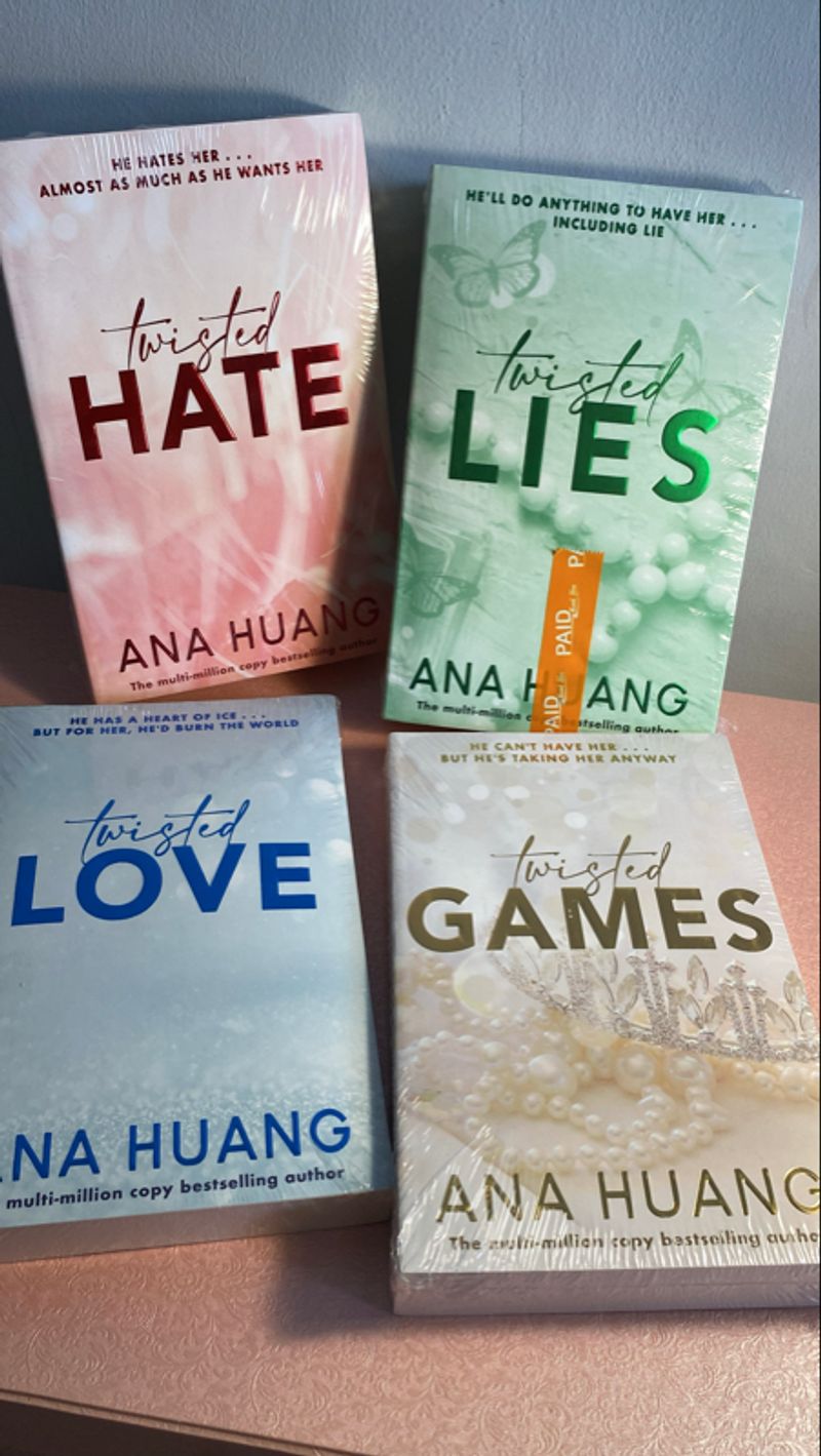 Twisted Love by Ana Huang from periplus, foto 4