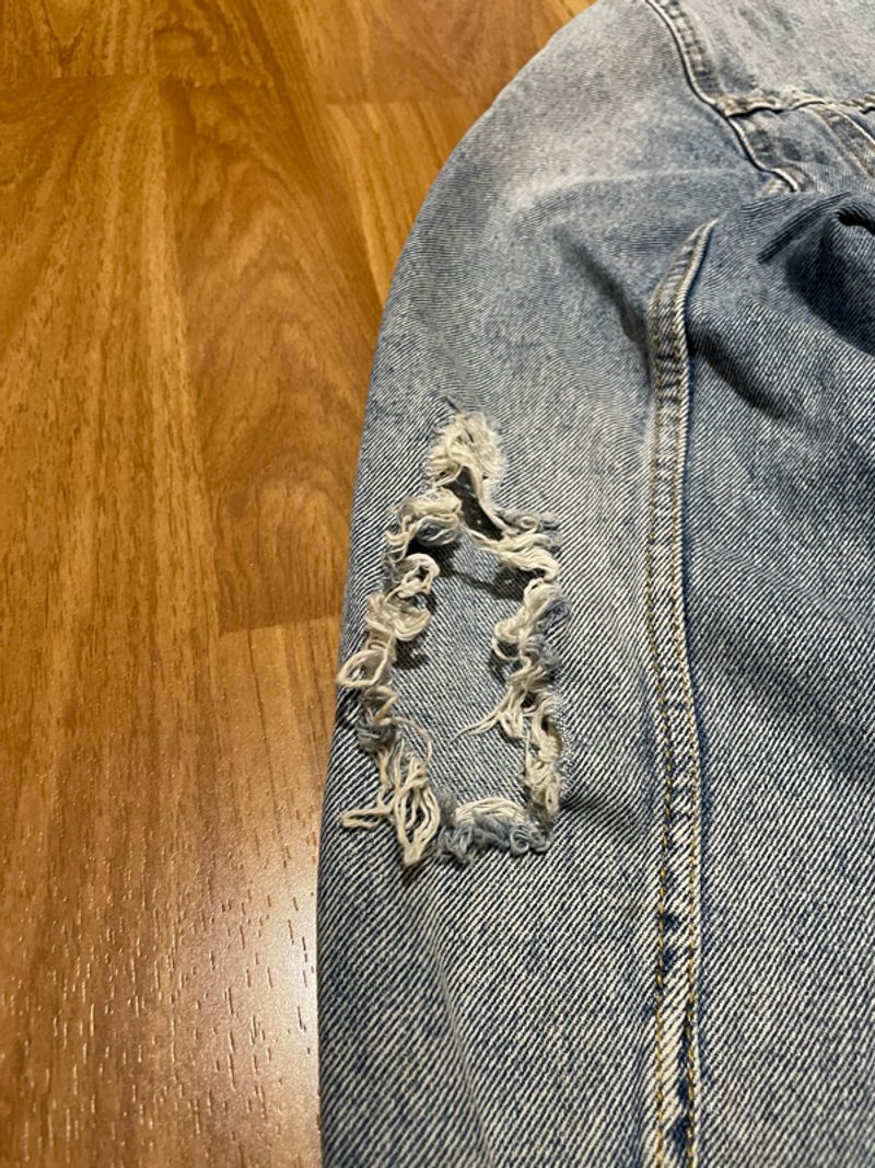 Pull & Bear Ripped/Stressed Denim Trucker Jacket Light Blue, foto 10