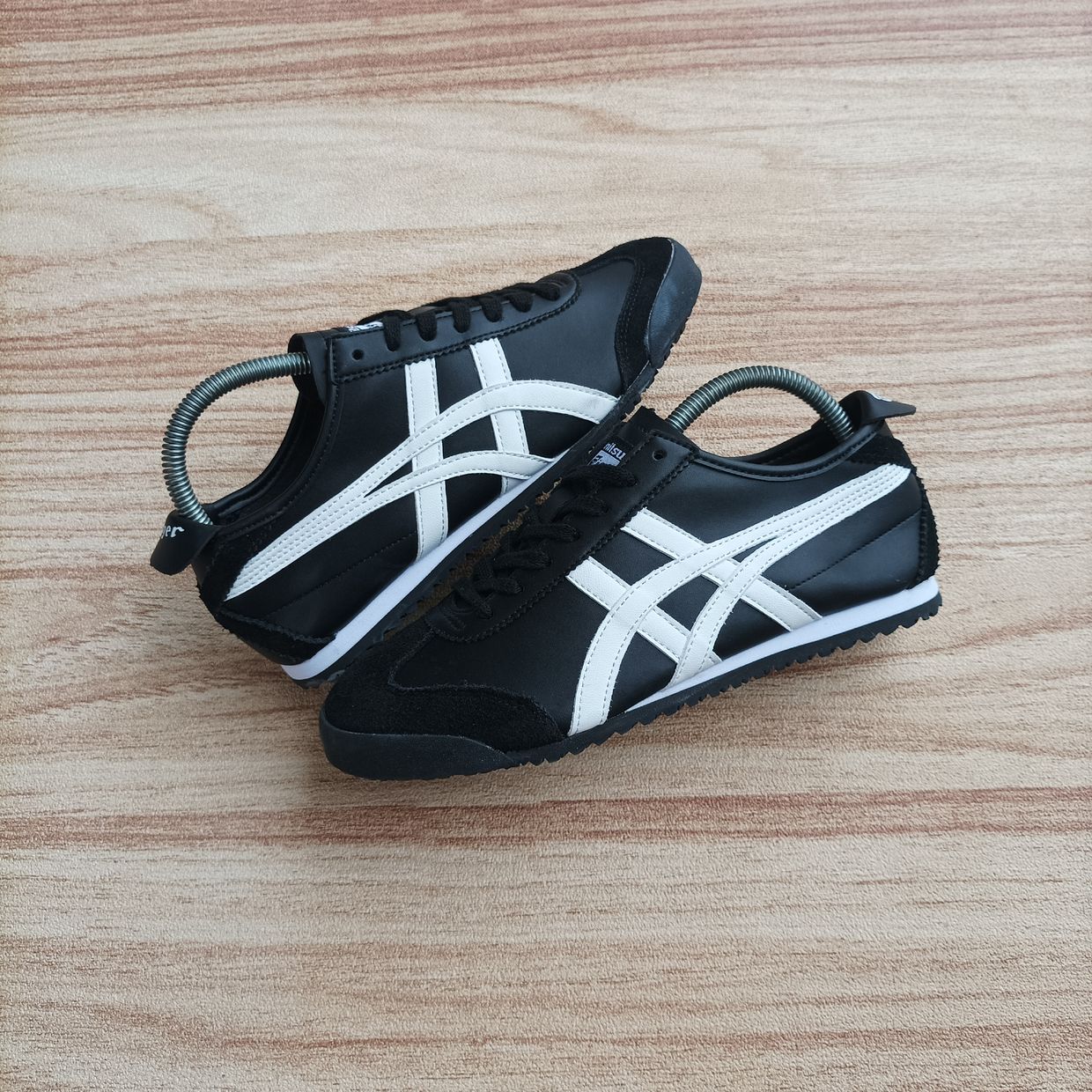 Onitsuka Tiger Gorpcore Indie Sneakers Pria white black