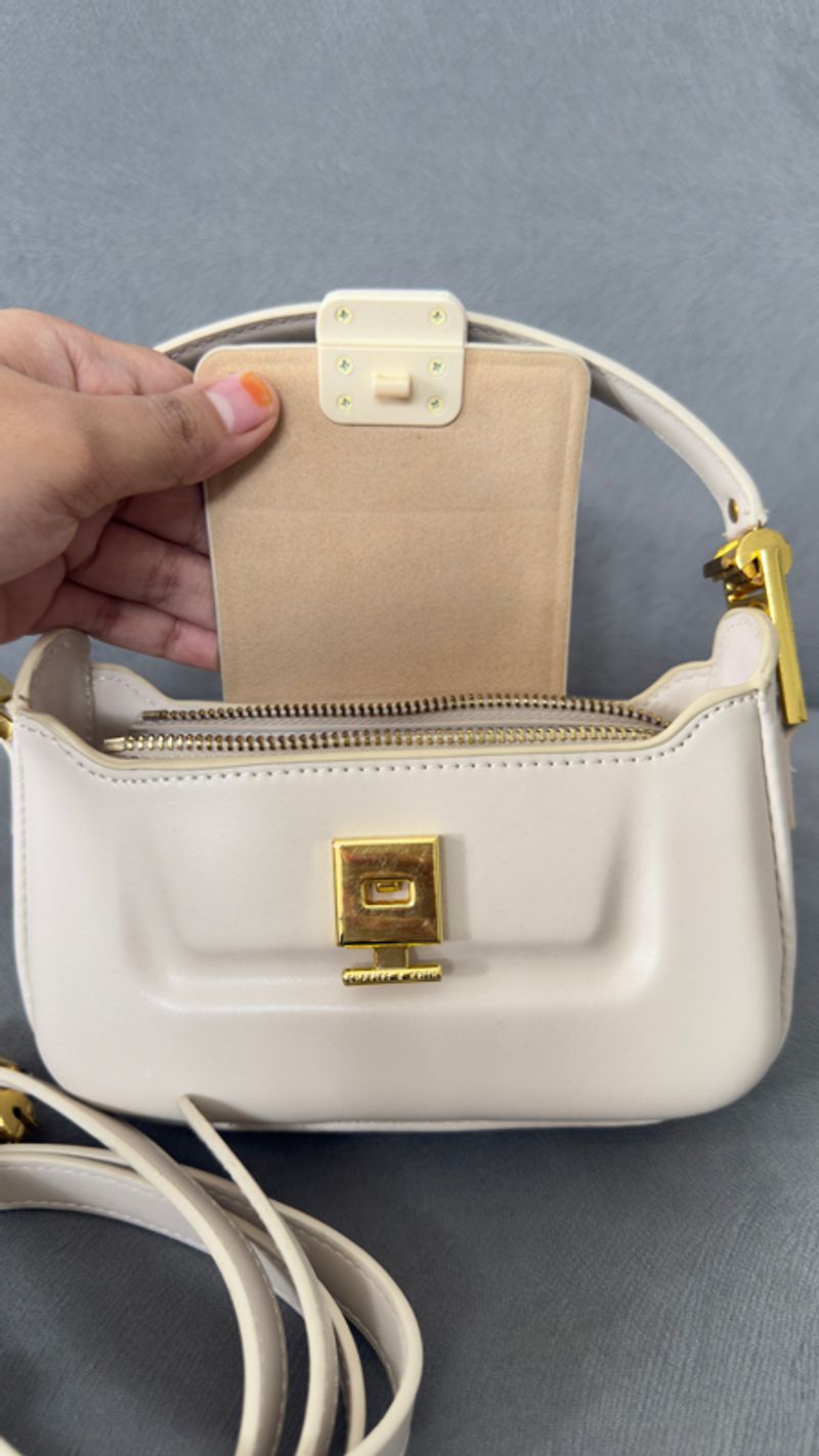Tas Charles and Keith mini putih, foto 3