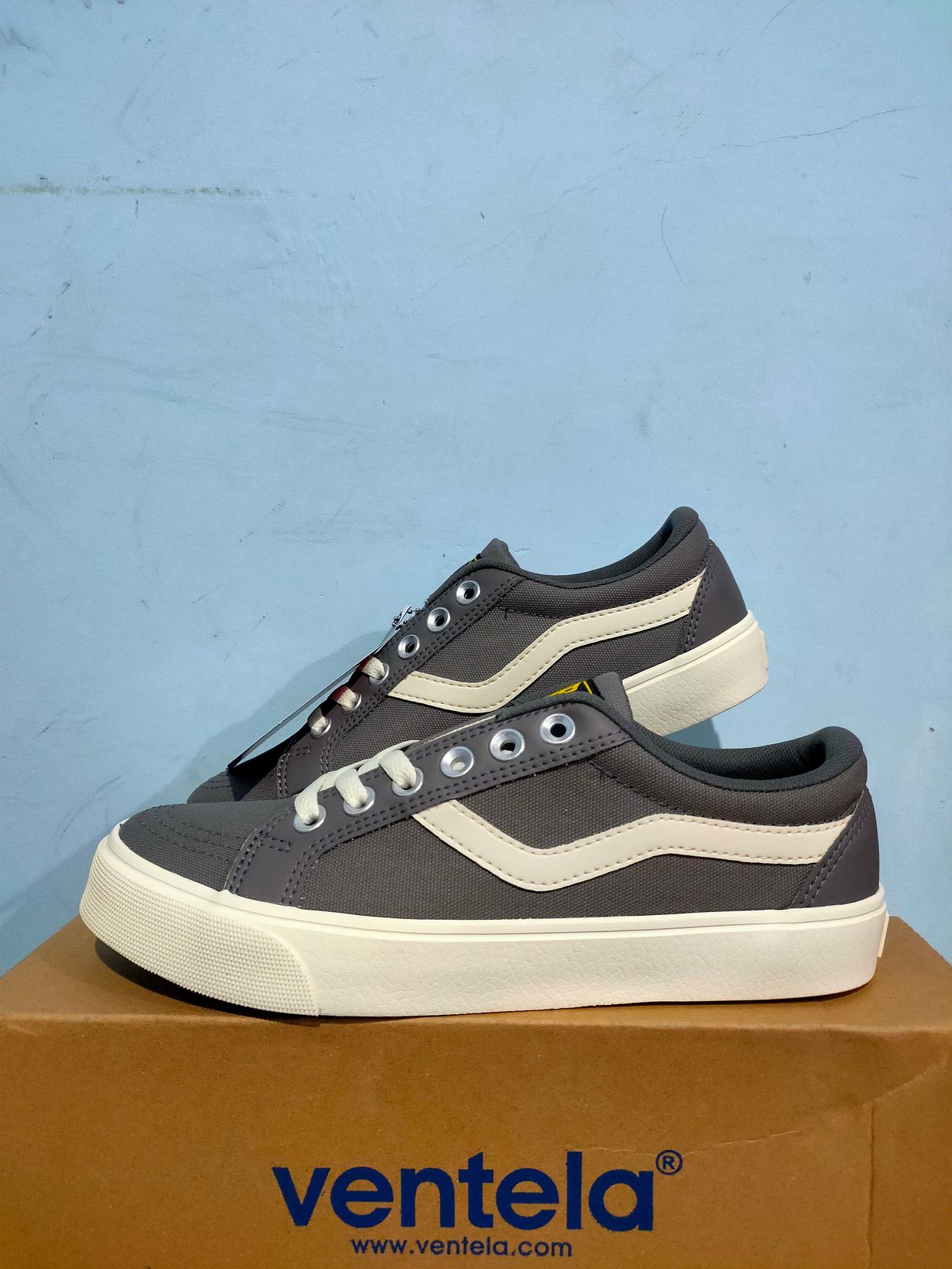 Casual Sneakers Pria white gray