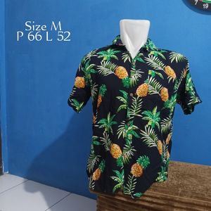 kemeja pantai motif nanas
