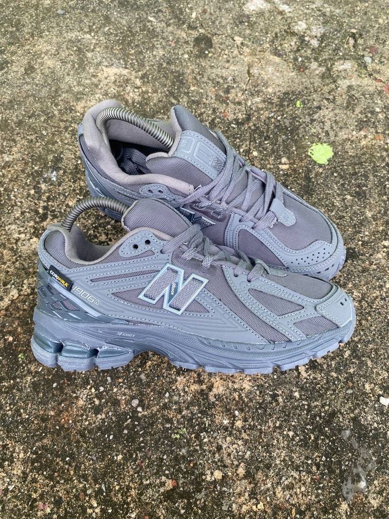 New Balance Y2K Sneakers Pria gray