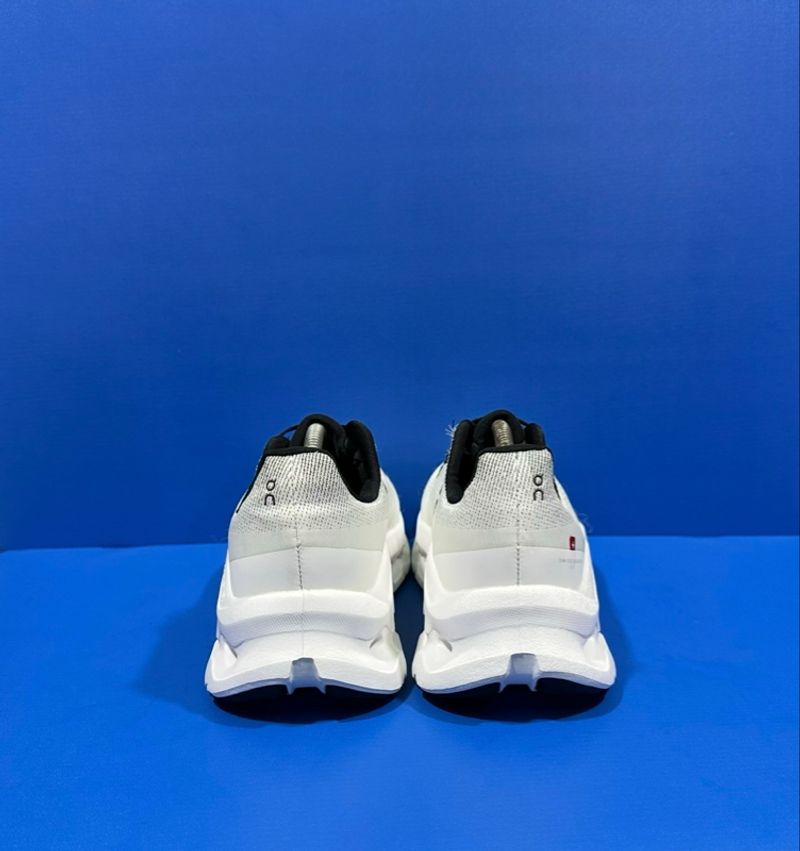 SEPATU ON CLOUD, foto 5
