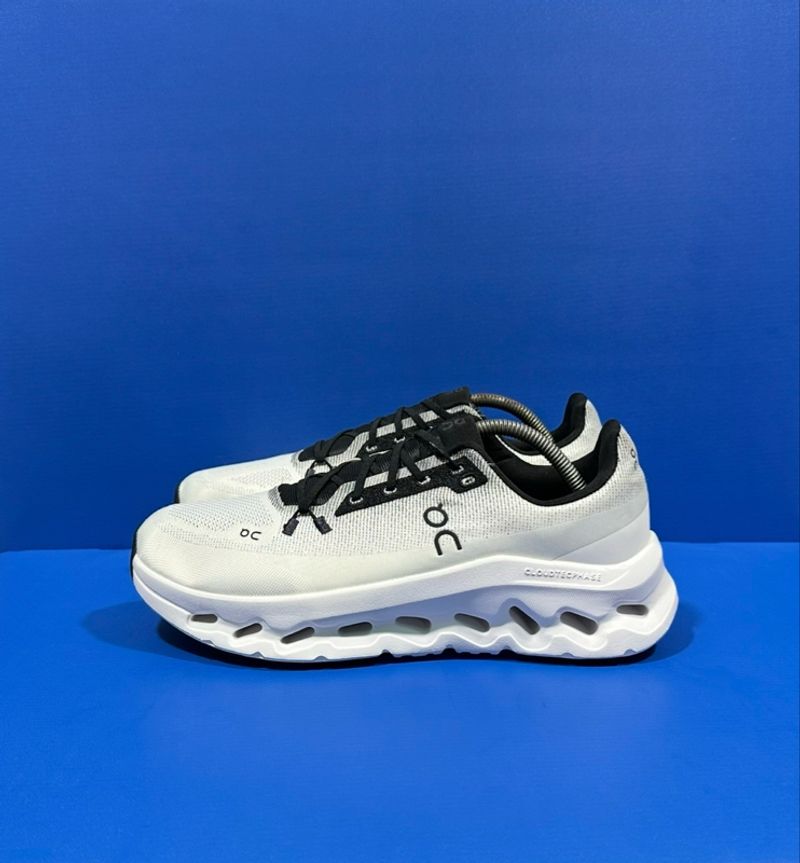 SEPATU ON CLOUD, foto 2