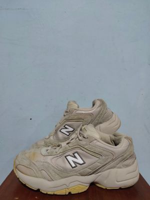 New Balance Sportswear Casual Sneakers Wanita tan