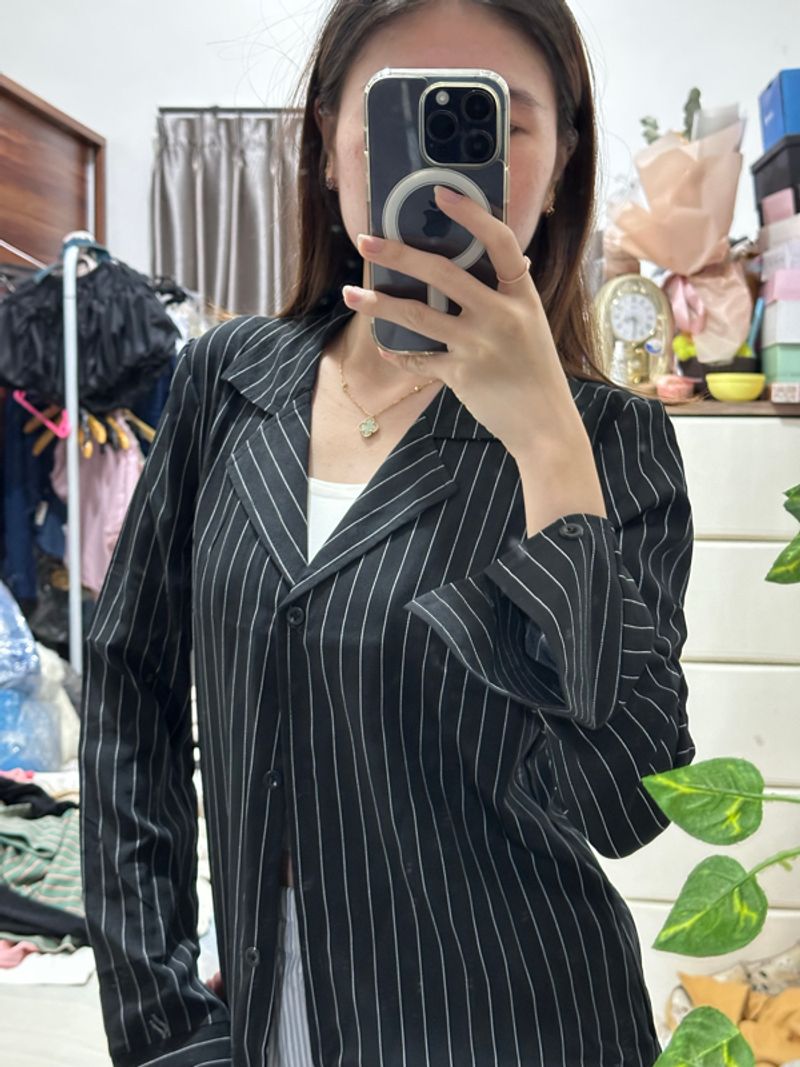 kemeja garis hitam putih, foto 3