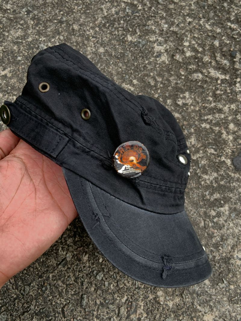 Distressed 2000’s Hole Studed Caded Hat, foto 2