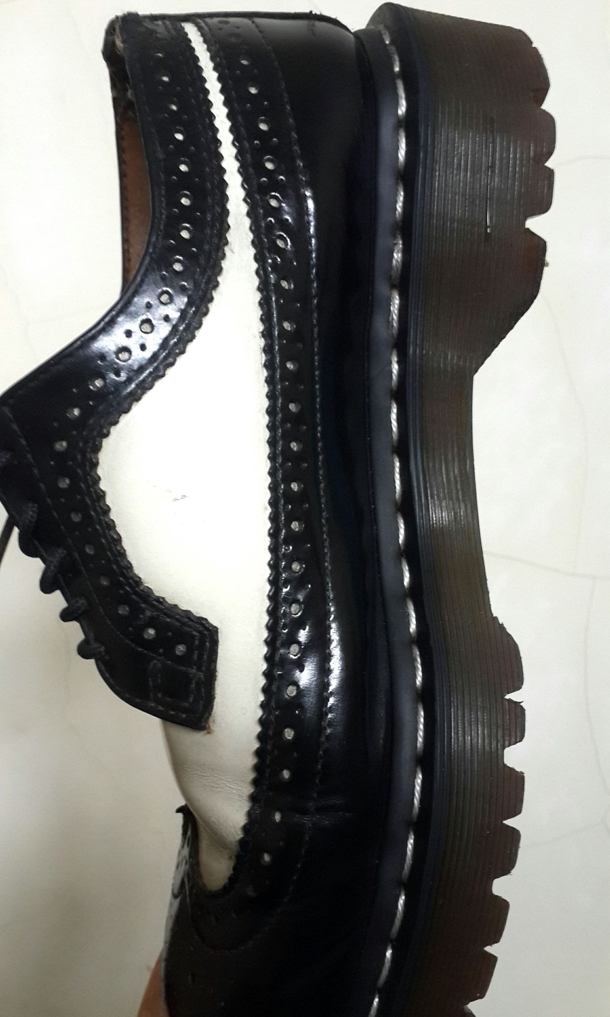 Dr. Martens Brogue Pria white black, foto 4