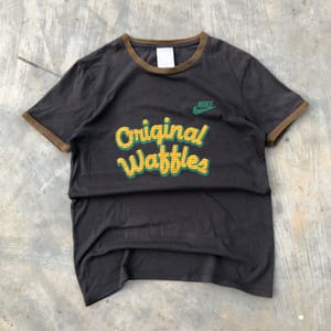 Nike Vintage Streetwear T-shirt Wanita tan black