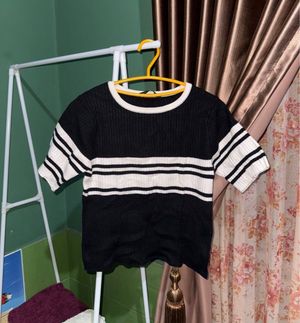 Kaos Rajut Salur Hitam Putih