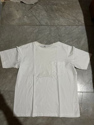 kaos uniqlo putih
