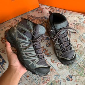 SALOMON HIKING SHOES SIZE 40