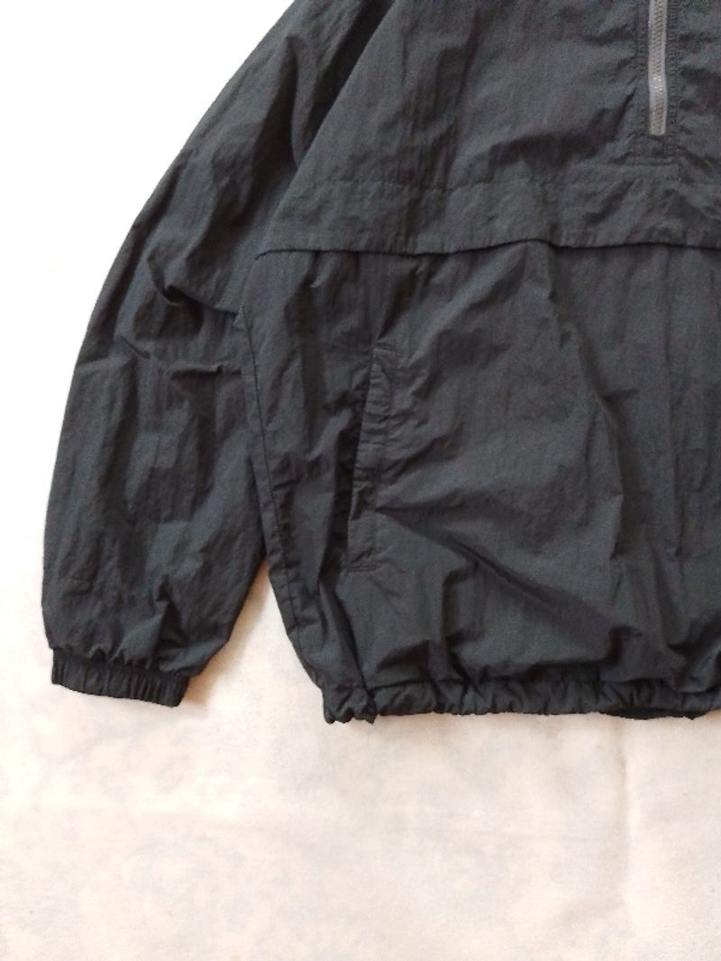 Uniqlo Parasut Windbreaker Halfzip Hitam Second, foto 4