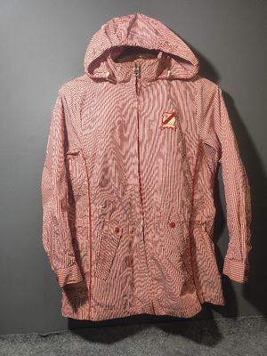 Jaket FILA GOLF Wanita Warna Merah Motif Salur Desain Sporty