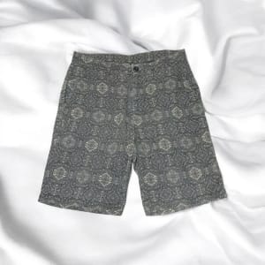 Uniqlo Streetwear Casual Short Pria white black gray