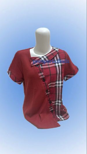 Atasan Merah Motif Kotak Asimetris