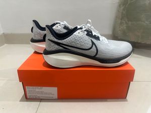 Sepatu NIKE Running Vomero 17