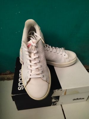 Adidas bergambar bunga