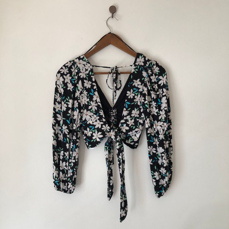 [preloved] Bershka - Atasan Crop Motif Bunga-bunga, foto 2