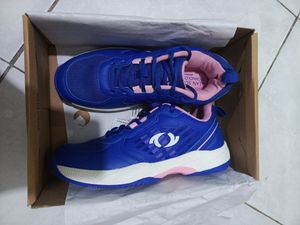 Sepatu olahraga Astec