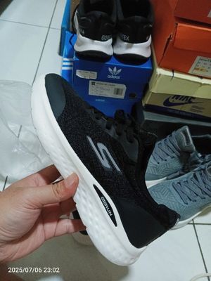 Skechers go run black 42
