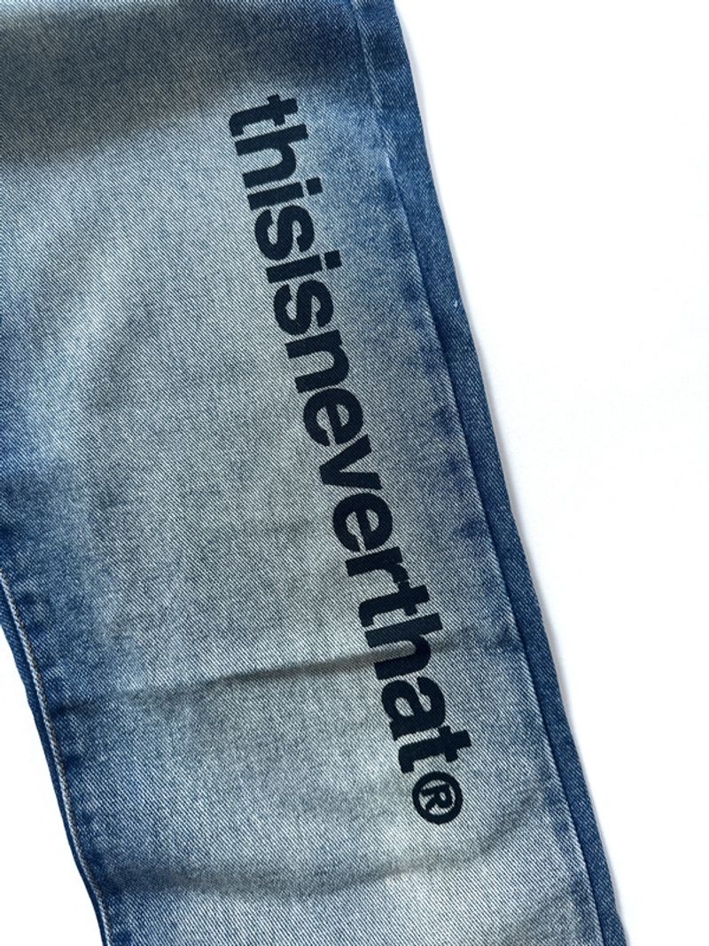 THISISNVRTHAT T-Logo Blue Jeans, foto 4