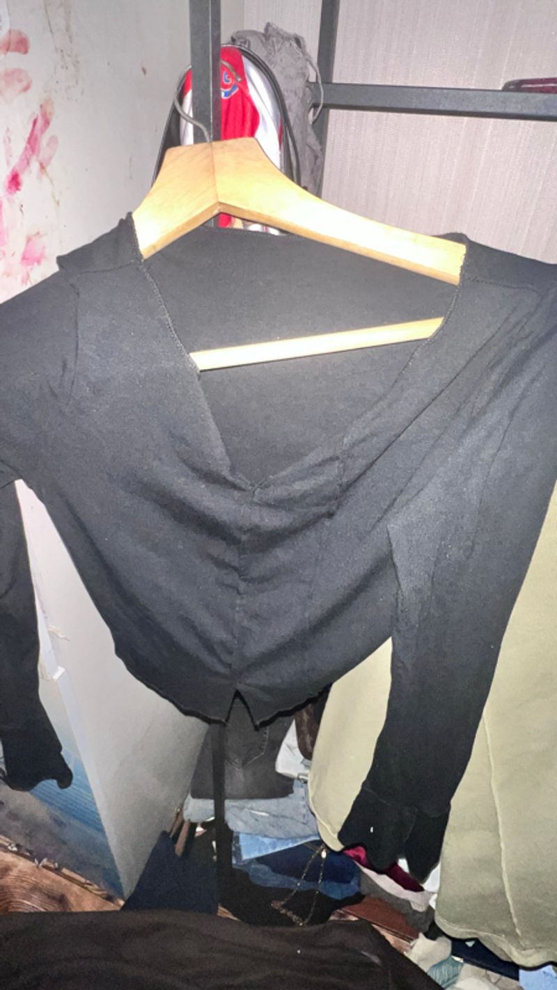 kaos crop hitam lengan lonceng, foto 3