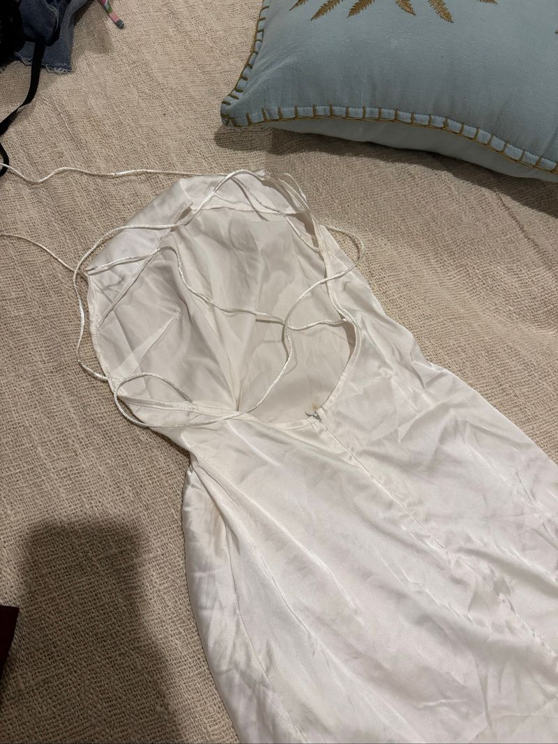 dress putih sedengkul kaki, foto 2