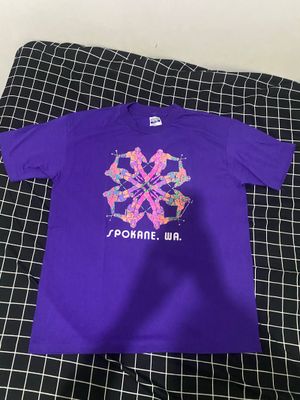 Kaos Graphic Spokane WA Ungu – Vintage Style Graphic Tee