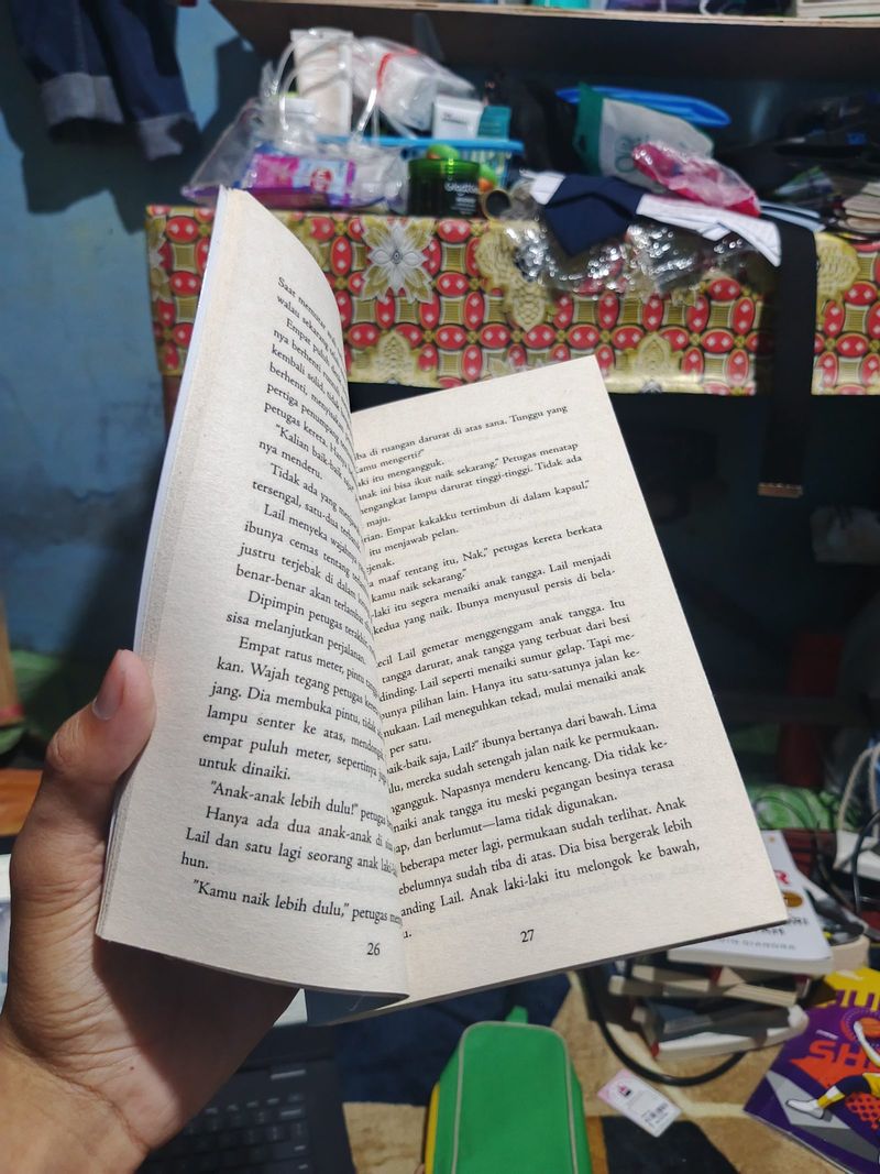 novel hujan, foto 2