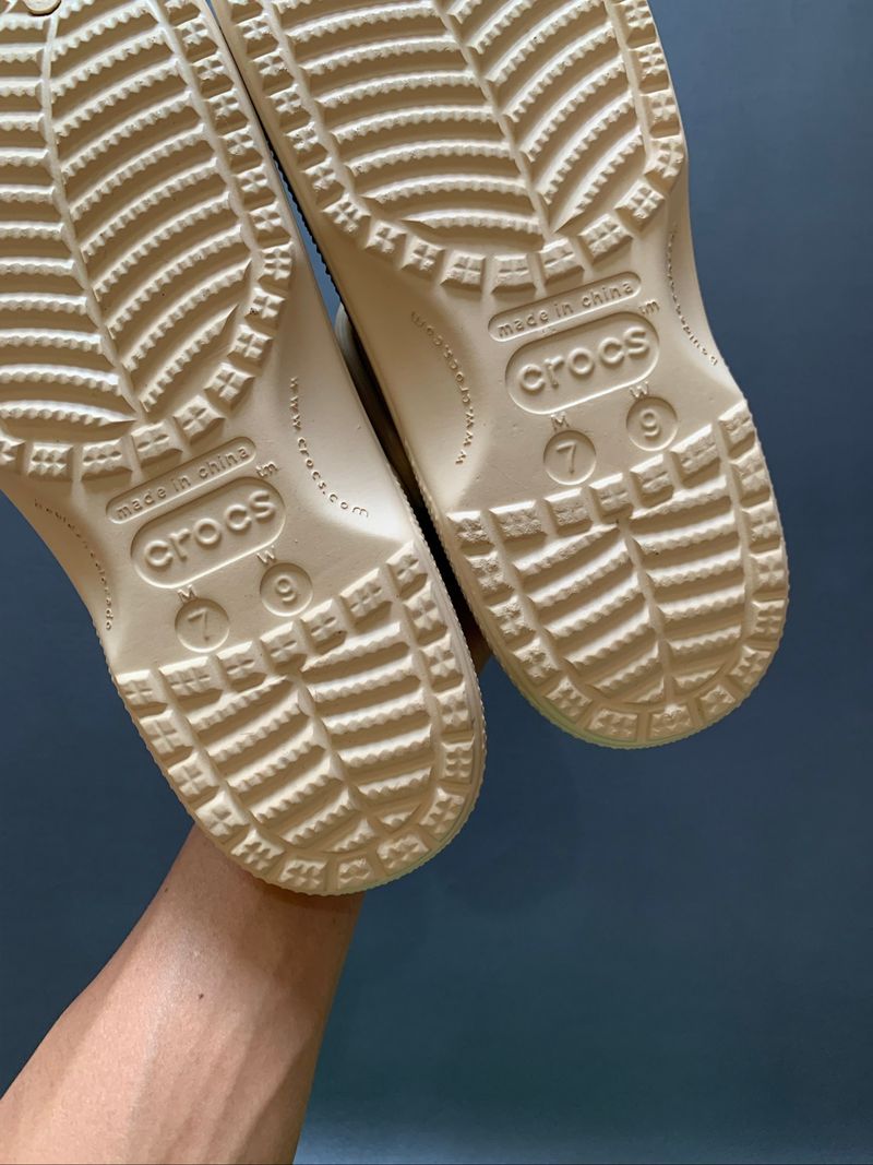 Sendal Crocs Classic Clog Tan, foto 6