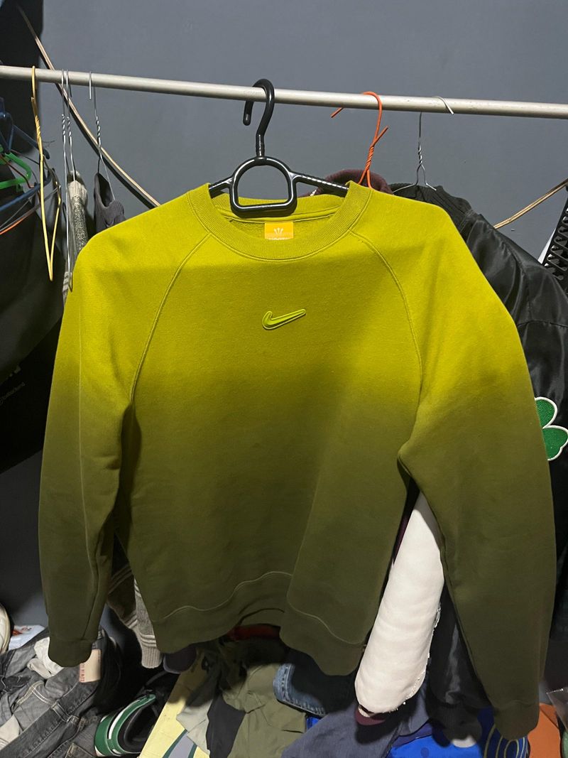 Nike x NOCTA Fleece CS Crew dalam warna gradient Moss/Medium, foto 2