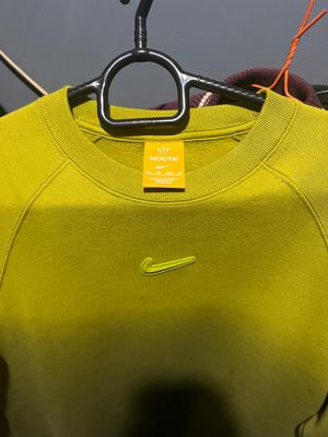 Nike x NOCTA Fleece CS Crew dalam warna gradient Moss/Medium