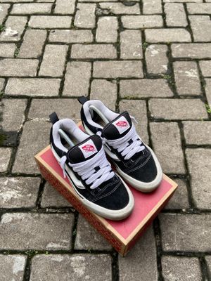 VANS KNU